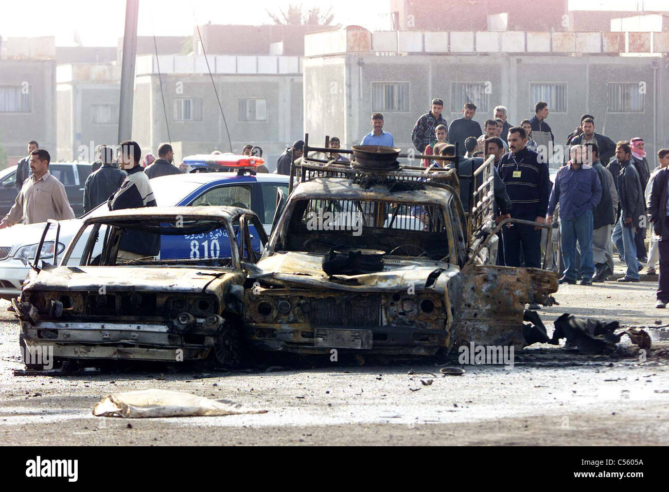 Fireman all indomani dell automobile intrappolata in Piazza Sharaque, Baghdad, Iraq, Medio Oriente Foto Stock