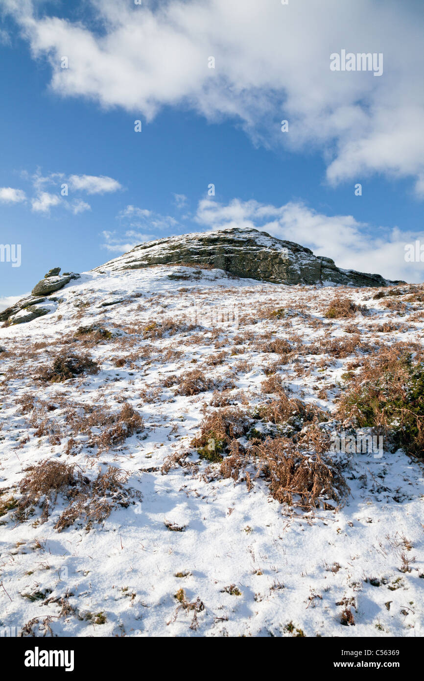 Dartmoor nella neve con Saddle Tor, Devon, Inghilterra, Regno Unito Foto Stock