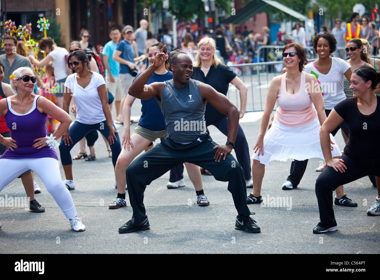 La danza che esercitano in pubblico, Montreal, Canada Foto Stock