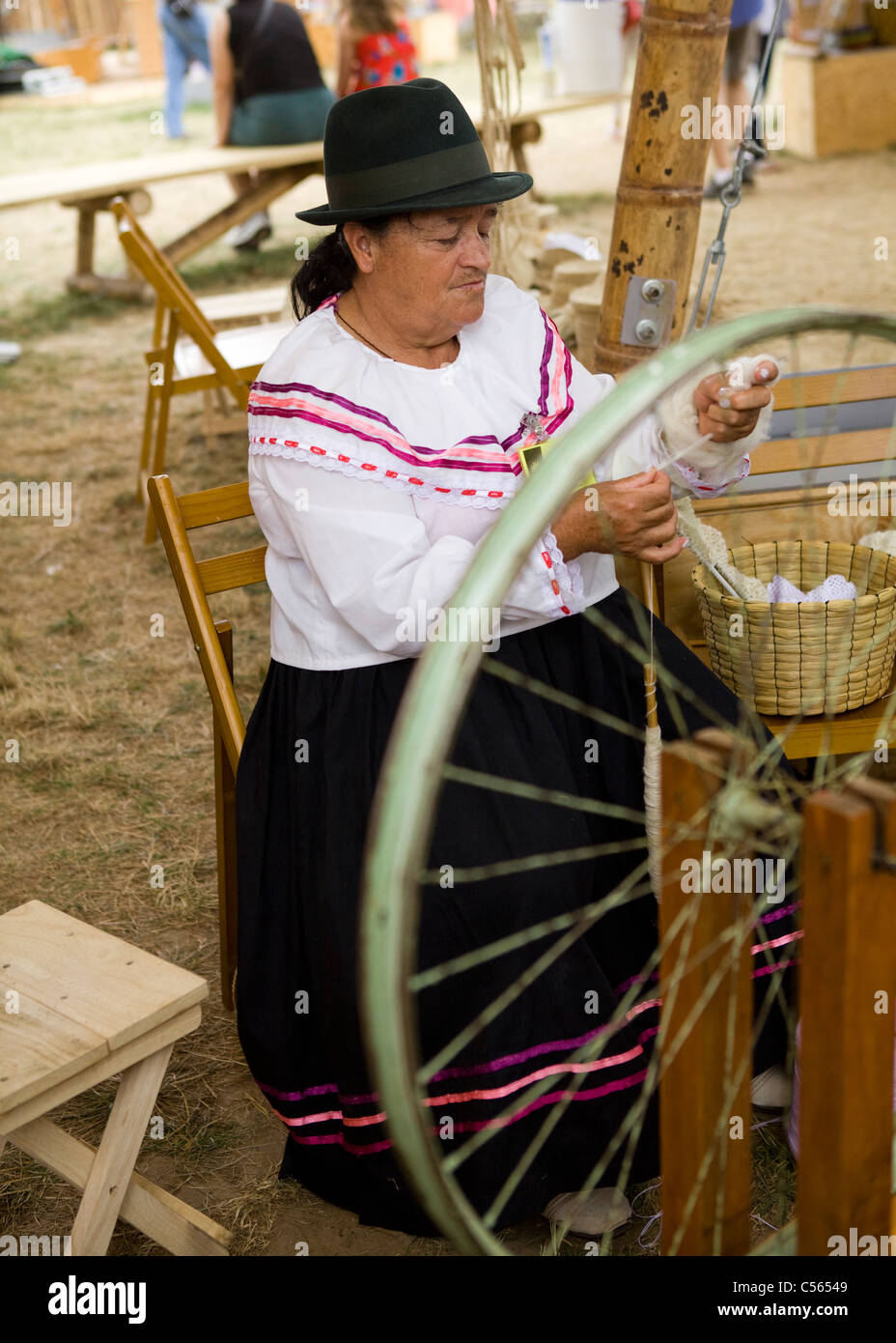 Sudamericano indigeni donna usando un mandrino di caduta e ruota di filatura Foto Stock