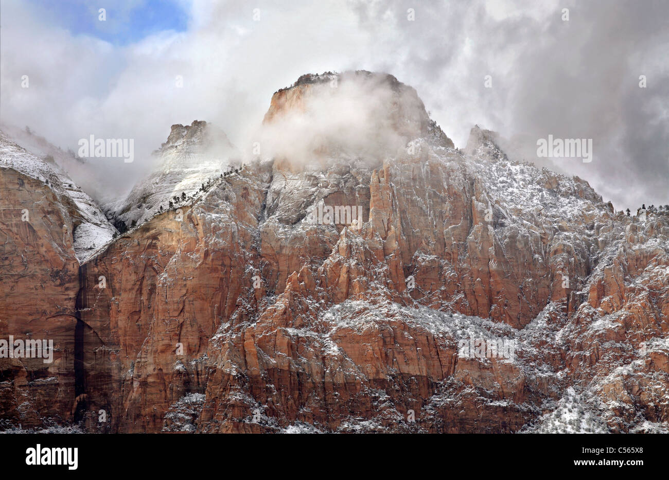 Una tempesta avvolta picco in inverno al Parco Nazionale Zion, Utah, Stati Uniti d'America Foto Stock