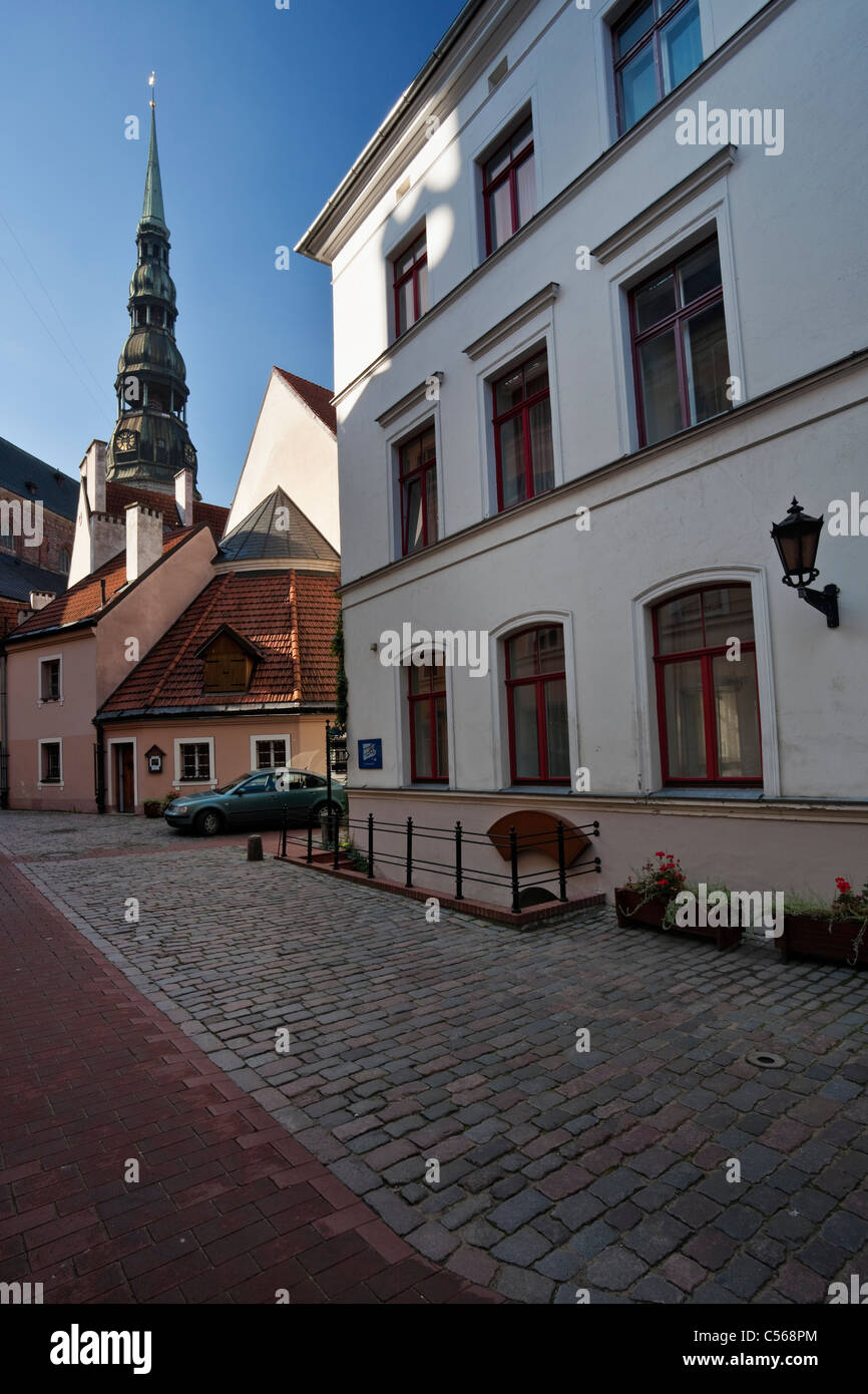 Vista verso la chiesa di San Pietro da interno trimestre Konventa Seta hotel di Riga old town Foto Stock