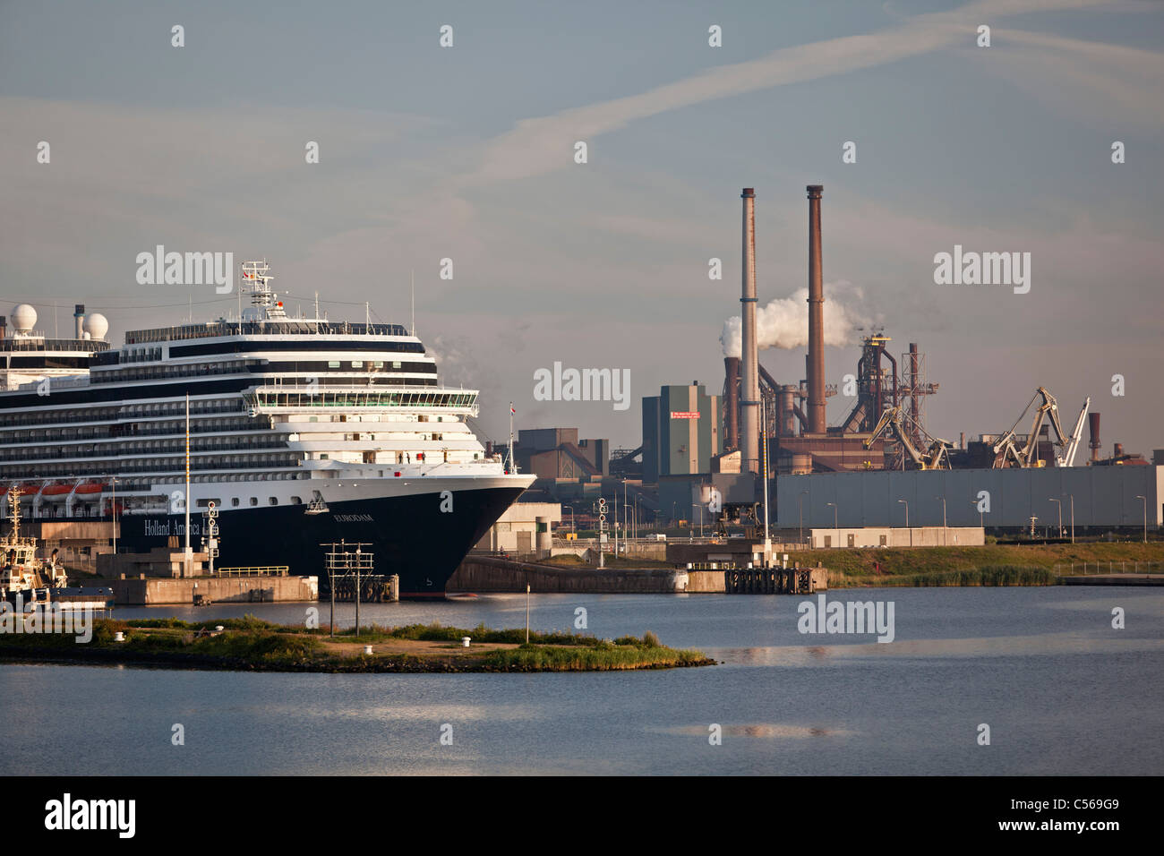 I Paesi Bassi, IJmuiden, Eurodam nave da crociera, appartenente alla Holland America Line, nelle serrature di North Sea Canal. Foto Stock