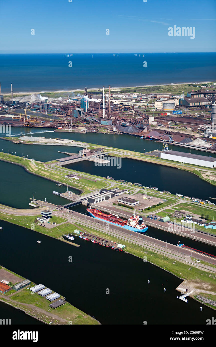 I Paesi Bassi, IJmuiden, vista aerea di entrata e serrature del Mare del Nord Canal. Background Tata Steel factory. Foto Stock