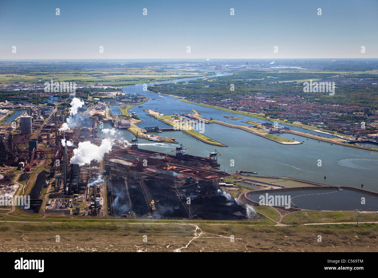 I Paesi Bassi, IJmuiden, vista aerea di entrata e serrature del Mare del Nord Canal. Sinistra Tata Steel factory. Foto Stock