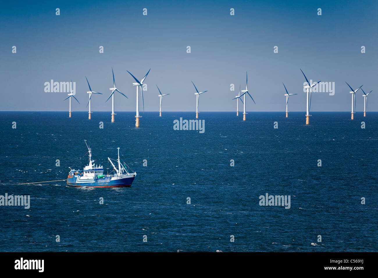 I Paesi Bassi, IJmuiden, Vista aerea del parco delle turbine eoliche chiamato Offshore Windpark Egmond aan Zee o Principessa Amalia. Imbarcazione da pesca. Antenna. Foto Stock