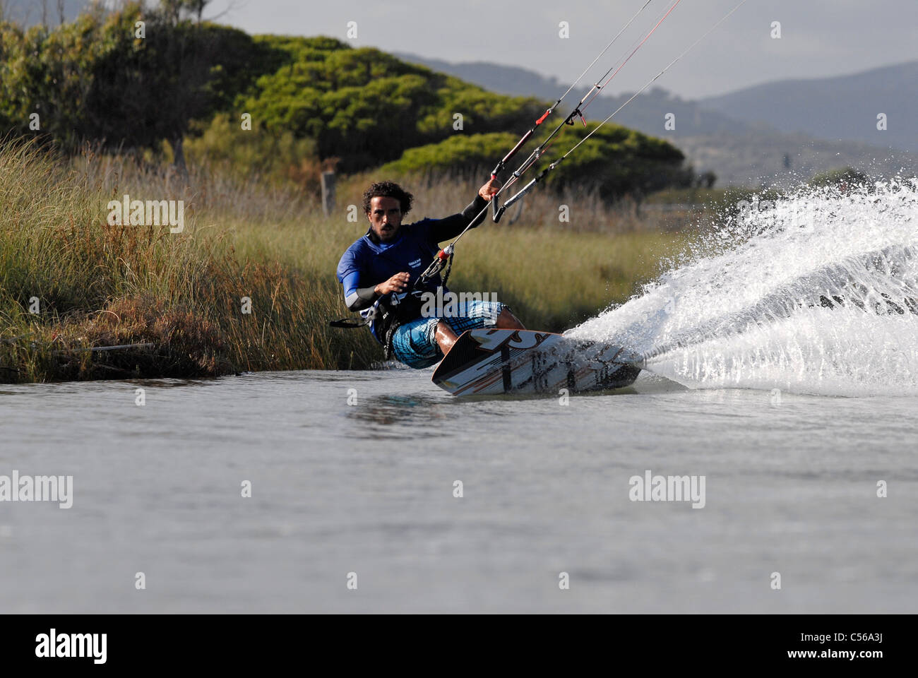 Kite surfing carving vicino al lungofiume Foto Stock