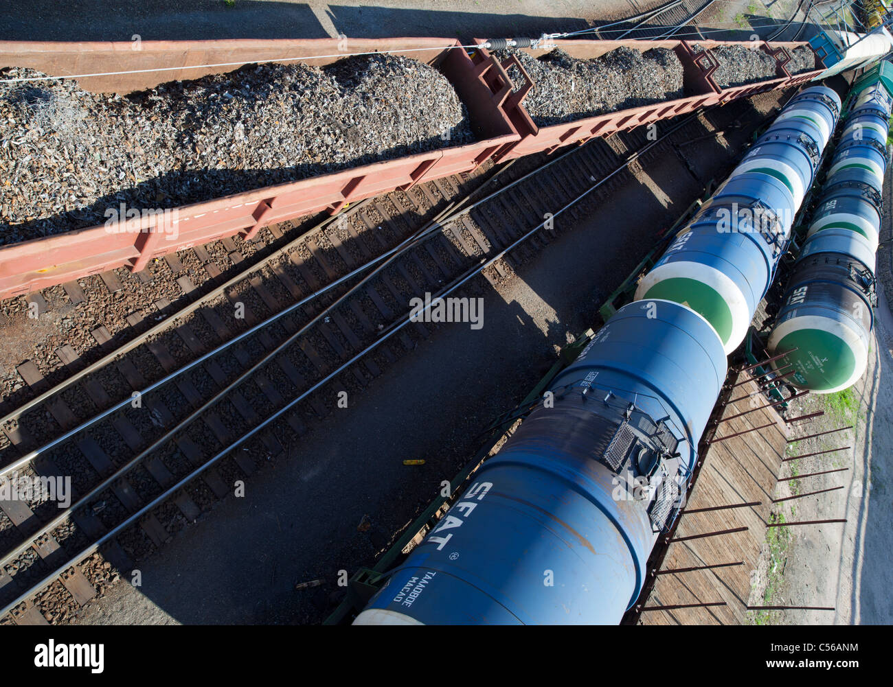 Veduta aerea dei treni che trasportano rottami metallici e cisterne chimiche, Finlandia Foto Stock