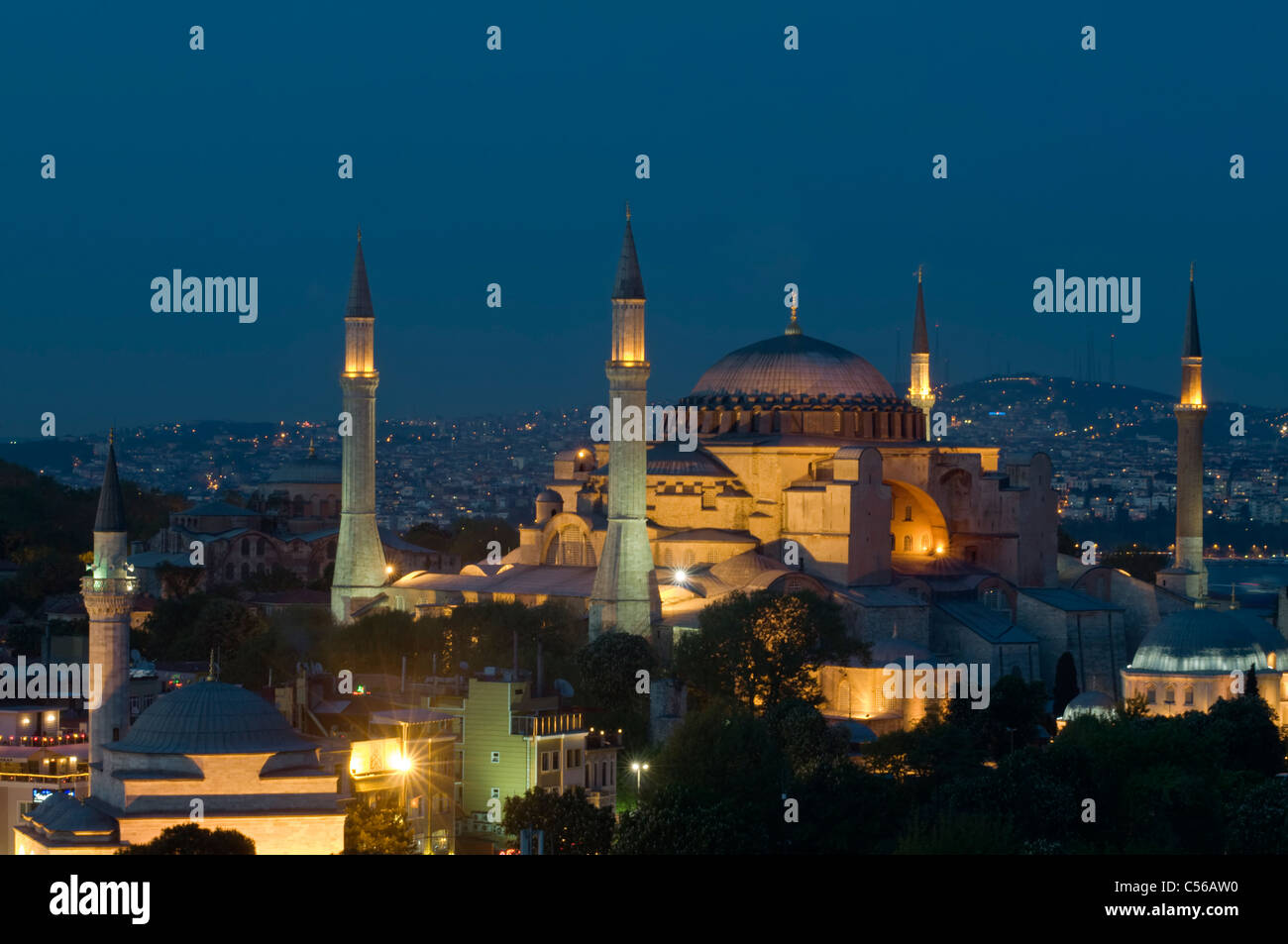 Hagia Sophia di notte nella zona di Sultanahmet, Istanbul, Turchia Foto Stock