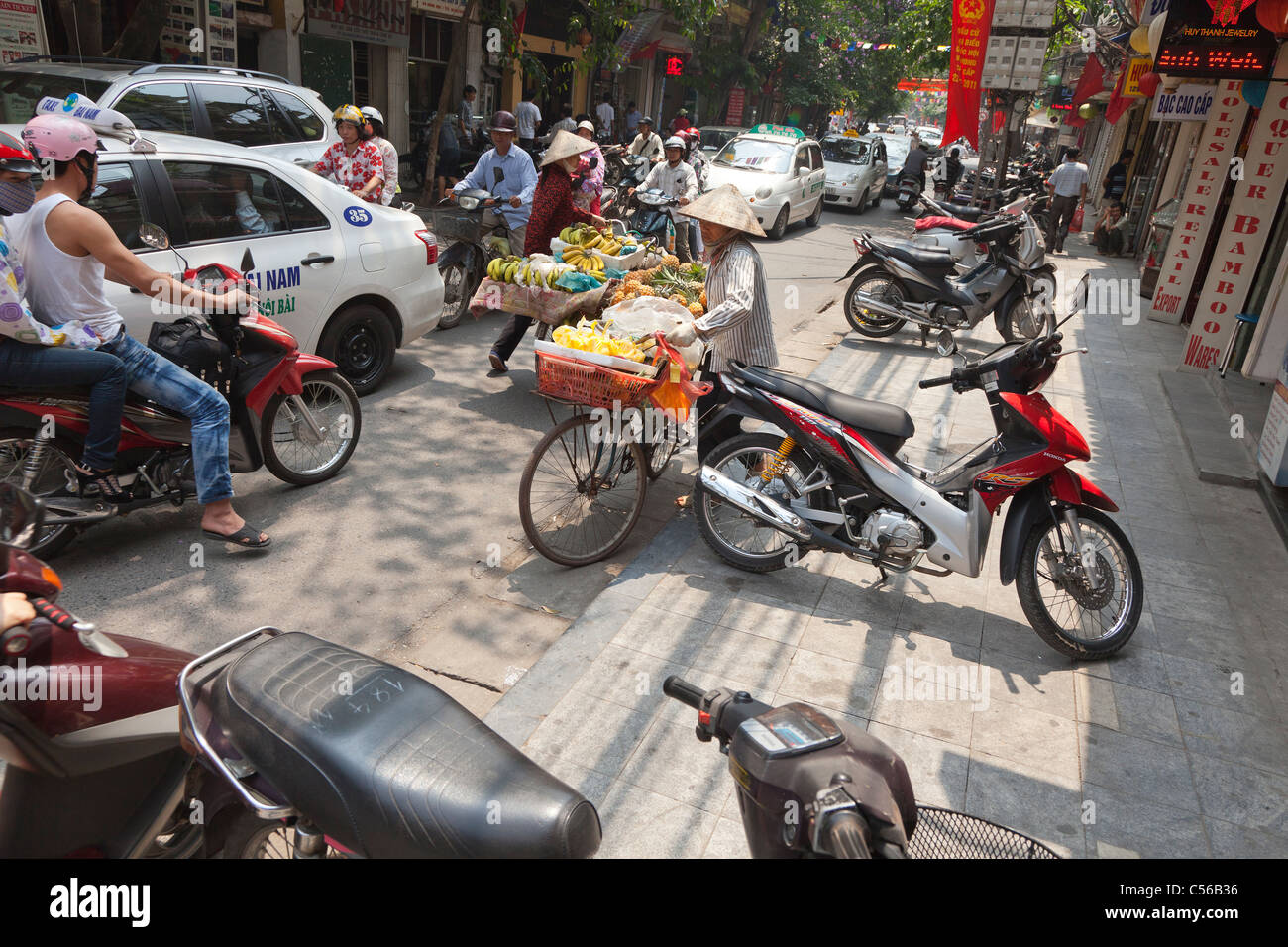 Hanoi Vietnam street scene, la strada dei negozi con venditori, commercianti Foto Stock