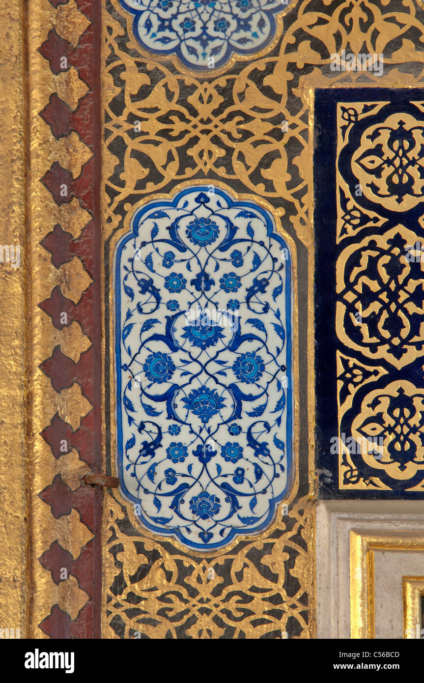 Piastrelle di Iznik sopra le porte alla circoncisione Camera, il palazzo di Topkapi, Istanbul, Turchia Foto Stock