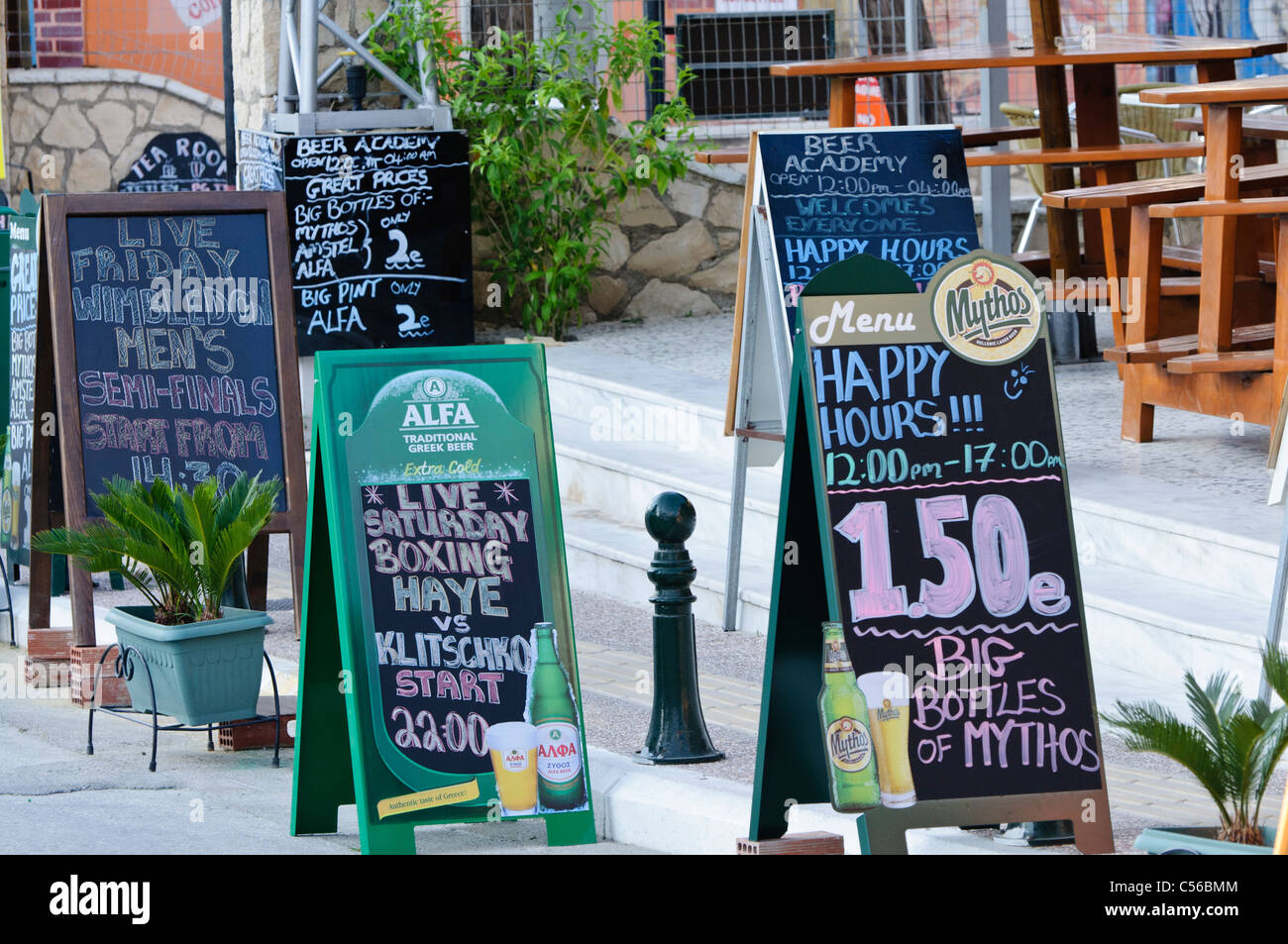 Segni al di fuori il greco snack bar e pub Foto Stock