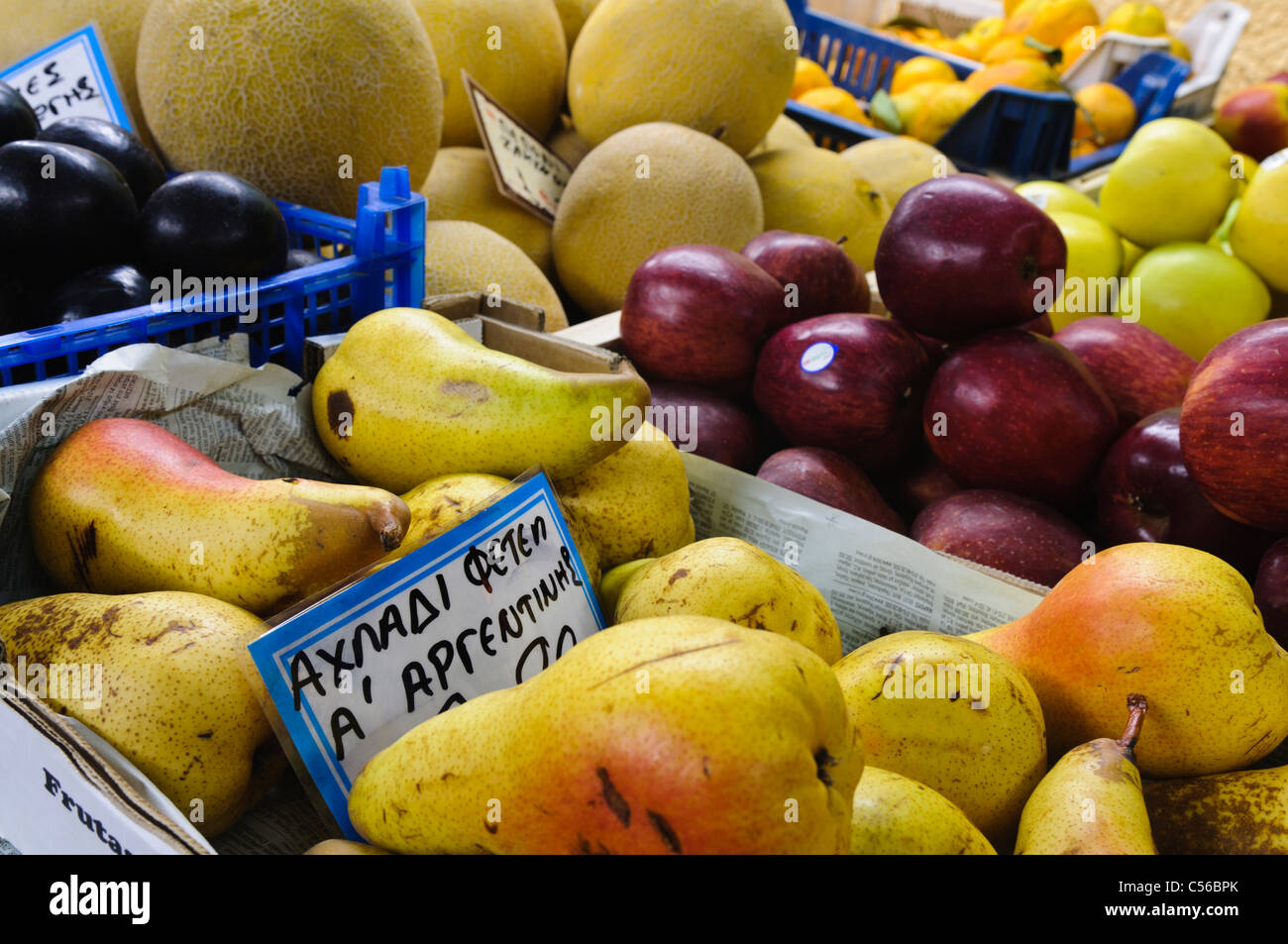 La frutta e la verdura in un greco negozio di frutta Foto Stock