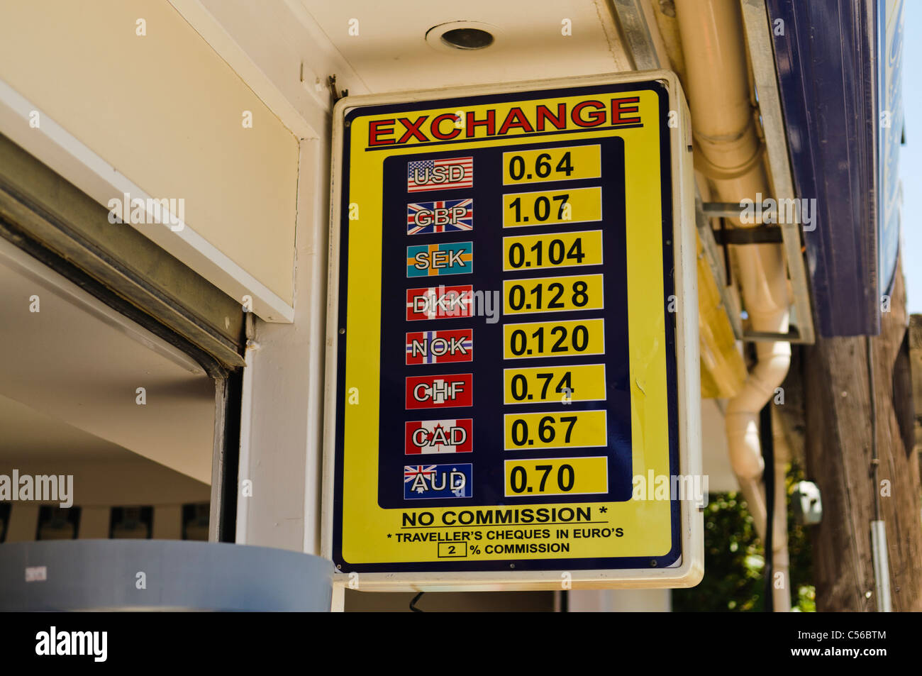 Tassi di cambio valuta su un segno Foto Stock