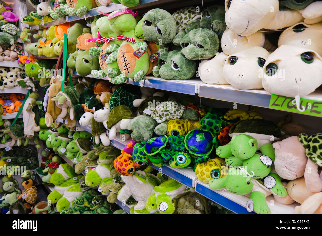 Scaffali dei giocattoli imbottiti in forma di tartarughe di mare sull'isola greca di Zante Foto Stock