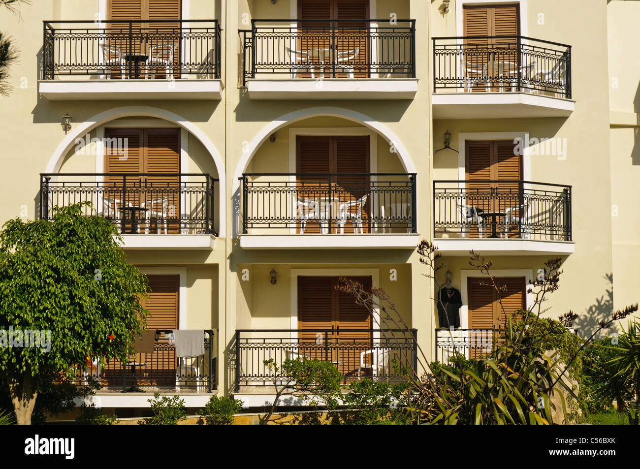 Il balcone di ogni camera di un hotel europeo Foto Stock