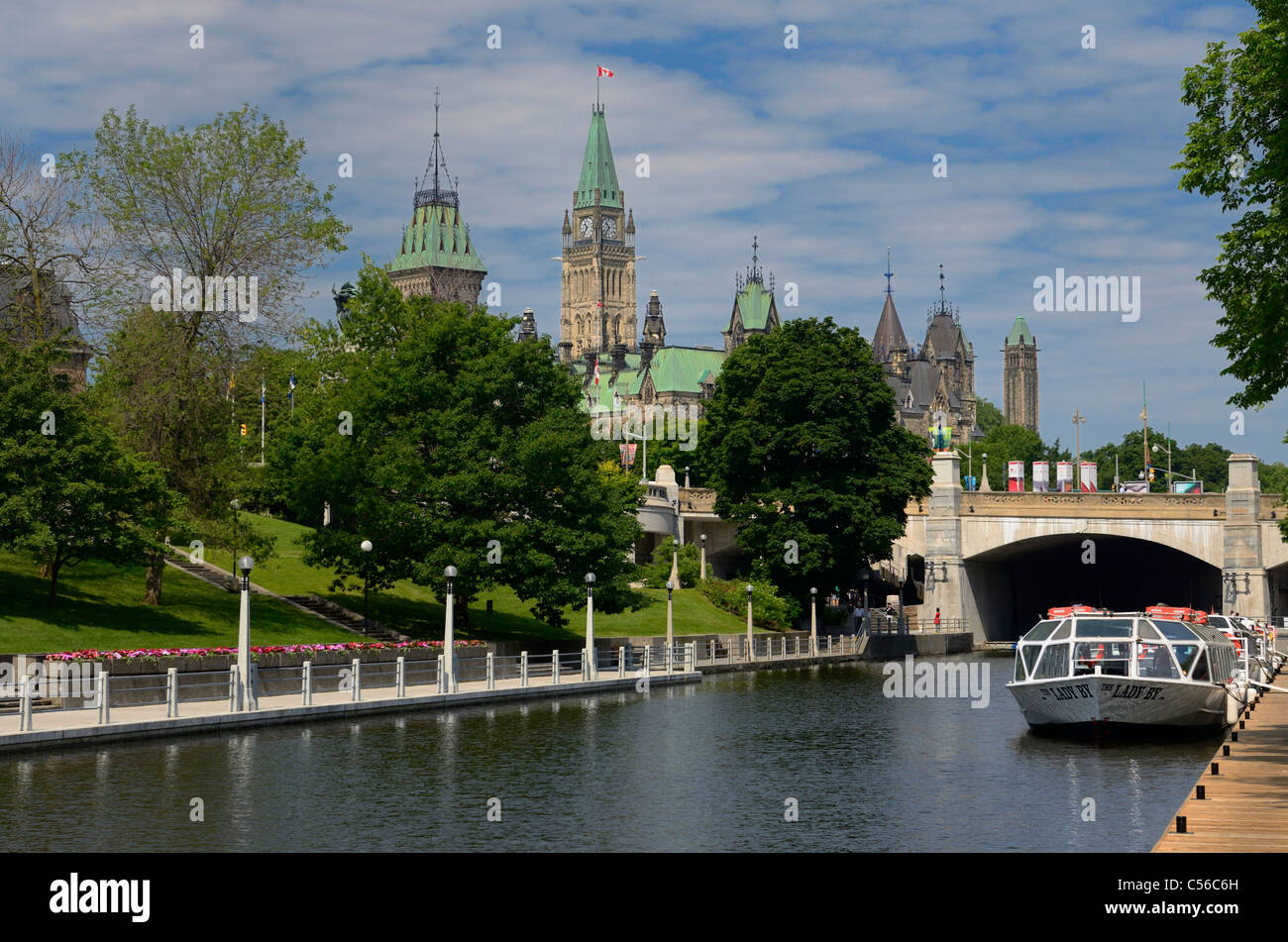 Vista dell'Ottawa gli edifici del Parlamento europeo dal Canale Rideau in estate Foto Stock