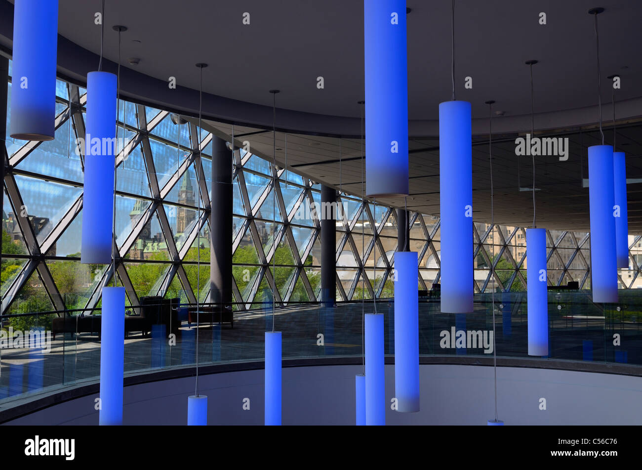 Interno luci blu alla nuova convenzione di Ottawa centro con vista degli edifici del parlamento europeo attraverso il vetro Foto Stock