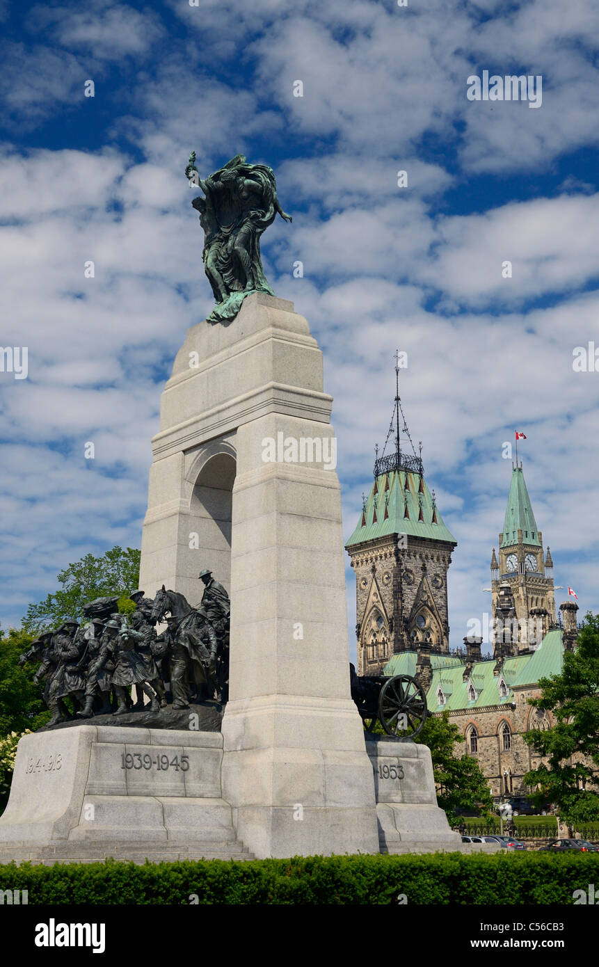 National War Memorial nella Confederazione Square a Ottawa con gli edifici del Parlamento europeo Canada città capitale Foto Stock