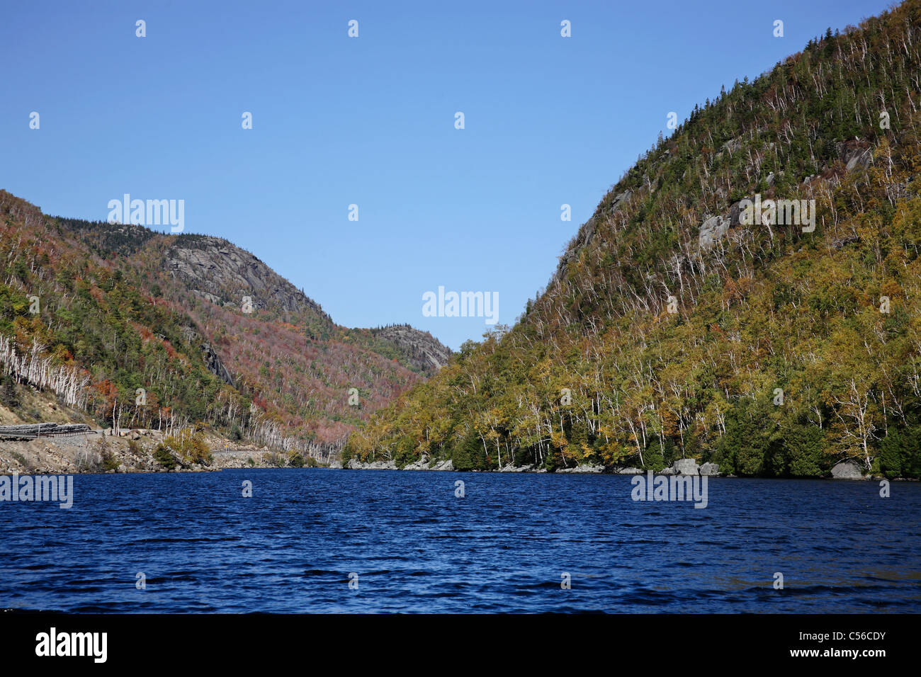 In autunno le Montagne Adirondack a cappella stagno, New York, Stati Uniti d'America Foto Stock
