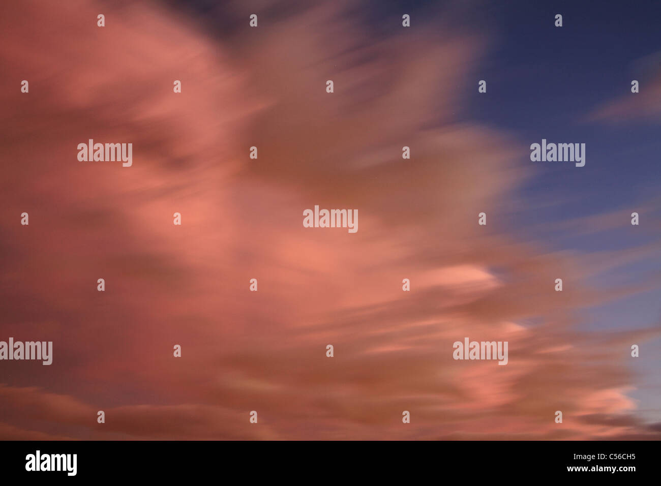 Sky e Cloud Scena, un arrabbiato e minaccioso cercando Twilight Cloudscape In Motion Blur Foto Stock