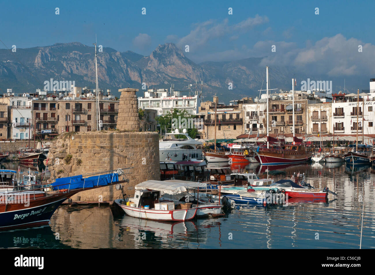 Le barche e il porto di Girne Kyrenia Cipro del Nord Foto Stock