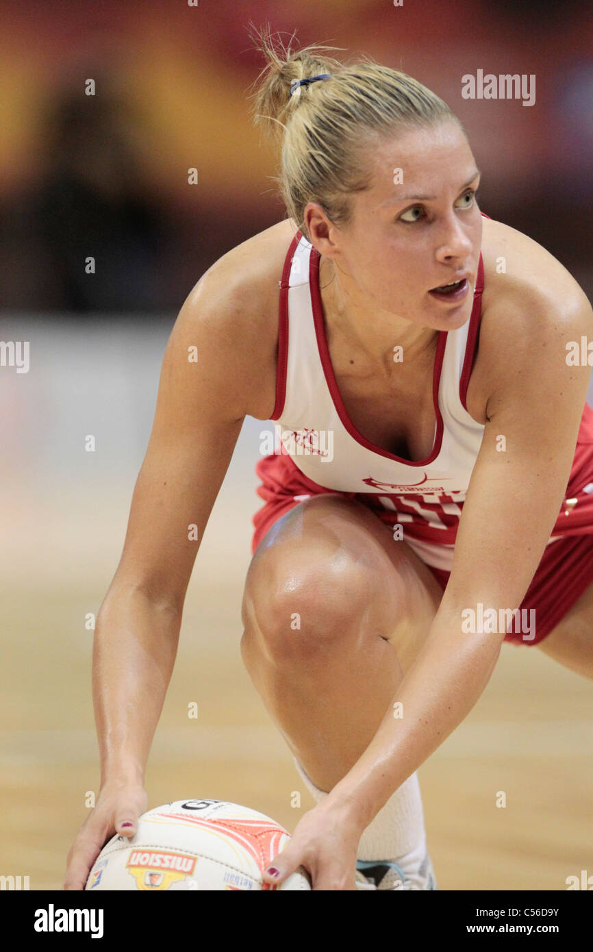 09.07.2011 Tamsin Greenway di Inghilterra in azione durante le semifinali tra la Nuova Zelanda e l'Inghilterra, Mission Foods World Netball Championships 2011 dal Singapore Indoor Stadium di Singapore. Foto Stock