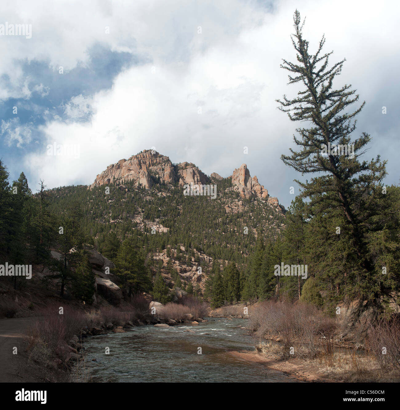 La Cattedrale di guglie e forcella del nord del South Platte River, in Jefferson county Colorado in aprile. Foto Stock