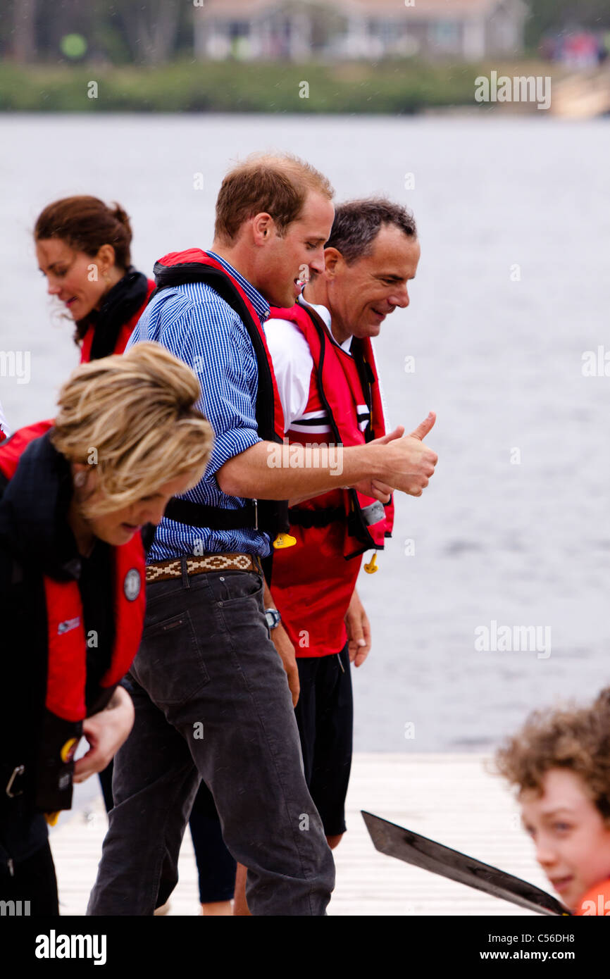 Il principe William Duca di Cambridge, dà pollice in alto dopo la vittoria in gara di dragon boat sul lago Dalvay in Prince Edward Island Foto Stock