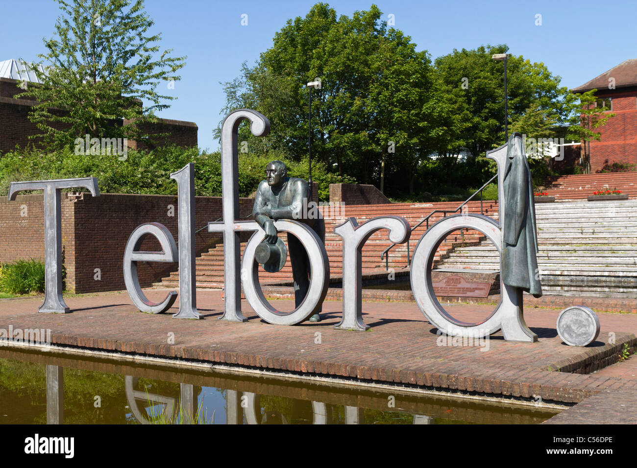 Statua di Thomas Telford poggiando sulla parola Telford cast in acciaio Foto Stock