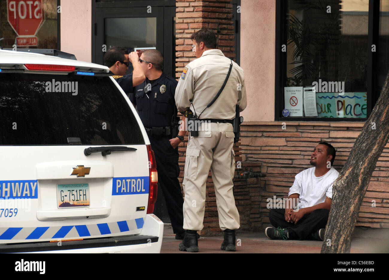 Funzionari di polizia interrogare un uomo per quanto riguarda l'incidente in Tucson, Arizona, Stati Uniti. Foto Stock