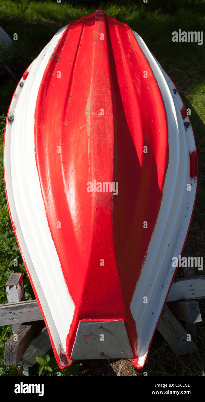 Fondo di una barca a remi in vetroresina capovolta / skiff / fondo in gommone dipinto di rosso , Finlandia Foto Stock