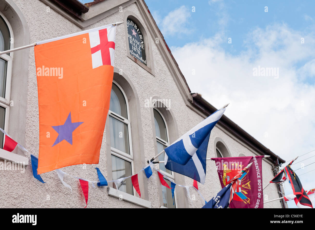 Woodburn Sala Arancio, Carrickfergus, decorata con bunting e bandiere. Foto Stock