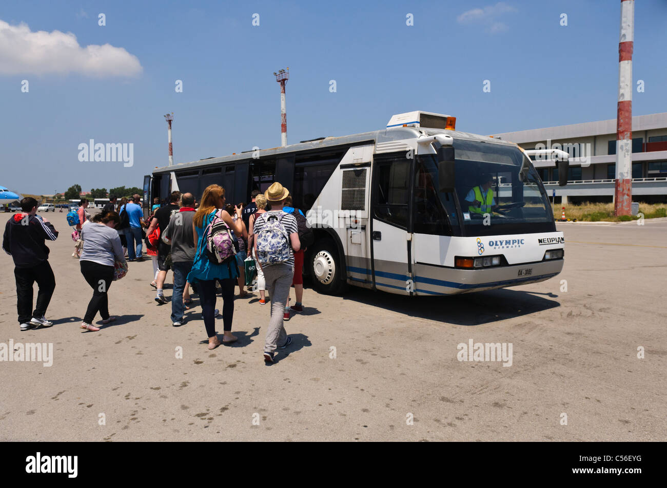 I passeggeri a bordo di un autobus Aeroporto di essere preso per un piano di attesa. Foto Stock