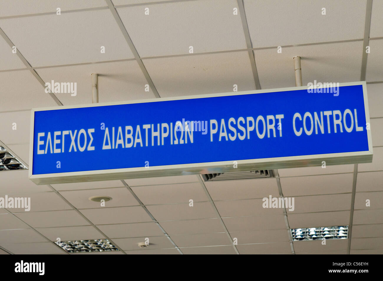 Cartello bilingue in un aeroporto greco per il controllo del Passaporto Foto Stock Cartello bilingue in un aeroporto greco per il controllo del Passaporto Foto Stock