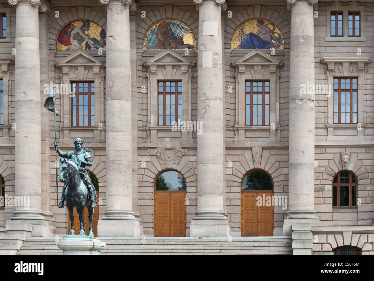 Westside vista della bavarese Cancelleria di Stato (Bayerische Staatskanzlei) con Otto von Wittelsbach monumento a Monaco di Baviera, Germania Foto Stock