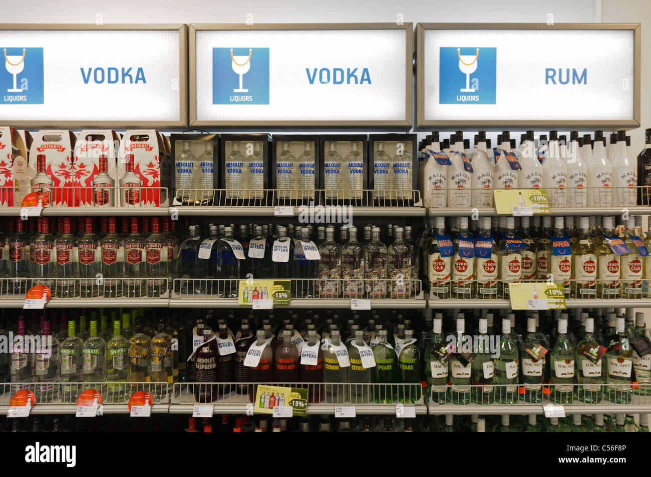 Di vodka e di rum in un negozio duty free in un aeroporto Foto Stock