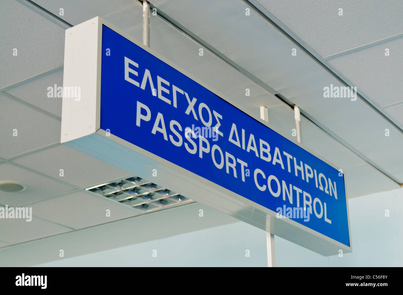 Passaporto greco segno di controllo in un aeroporto Foto Stock Passaporto greco segno di controllo in un aeroporto Foto Stock