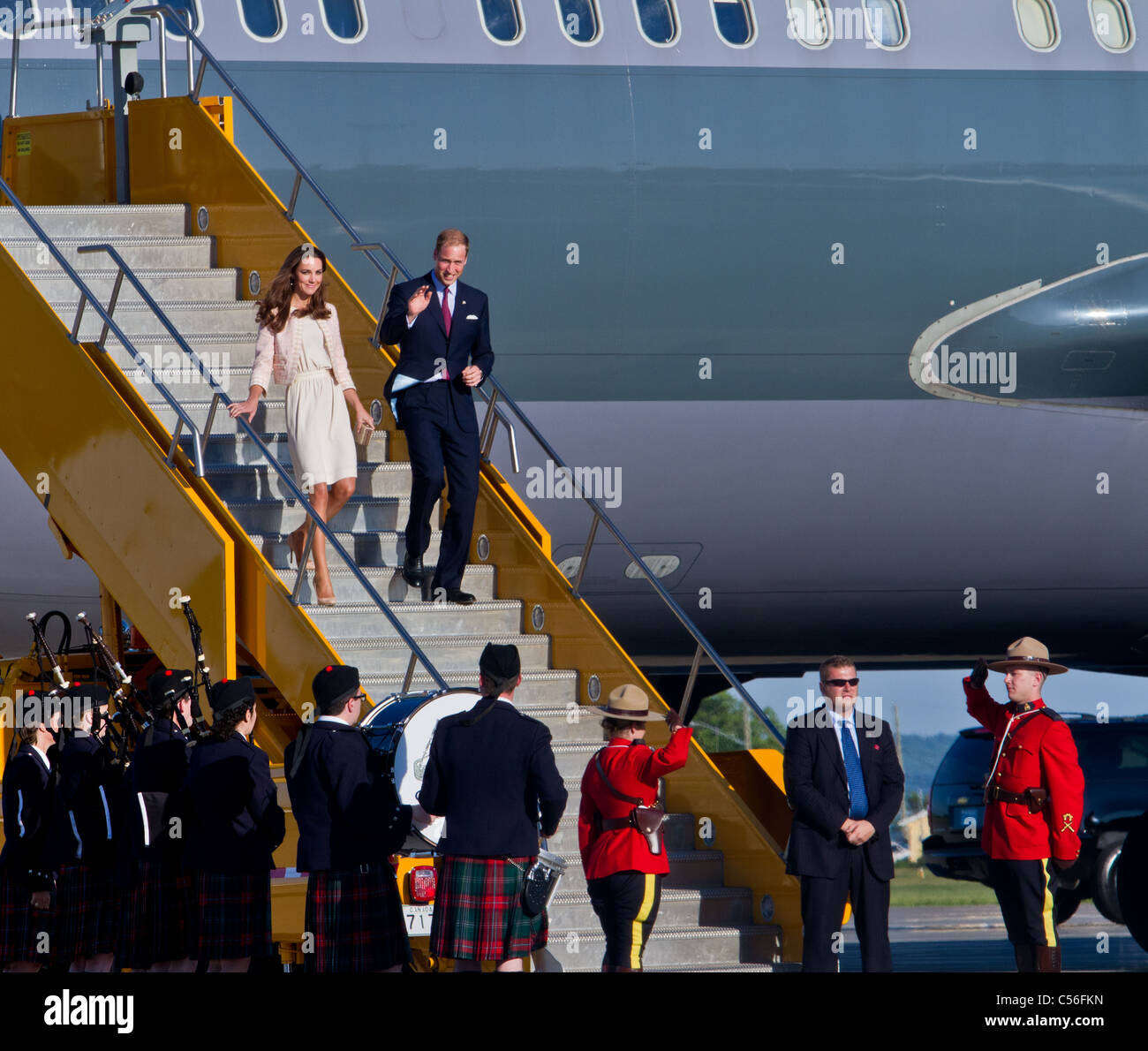 Il principe e la principessa entrare sulla terra canadese con il loro arrivo all'Aeroporto di Charlottetown. Will & Kate: il duca e Duches Foto Stock