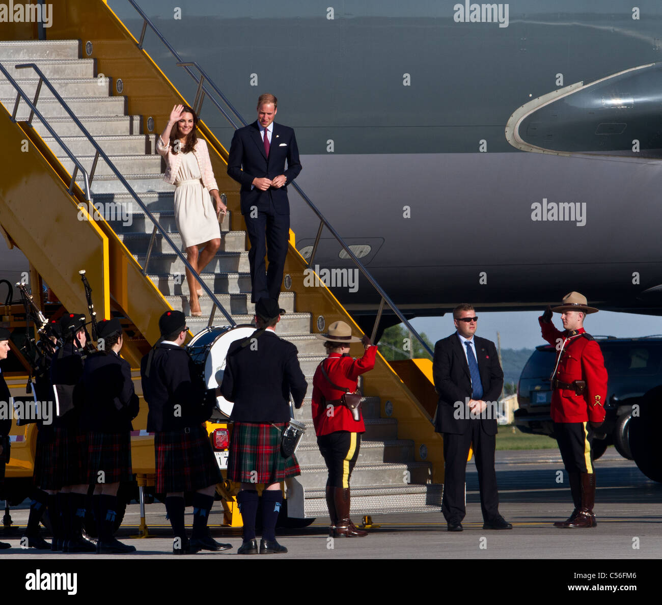 Il principe e la principessa entrare sulla terra canadese con il loro arrivo all'Aeroporto di Charlottetown. Will & Kate: il duca e Duches Foto Stock