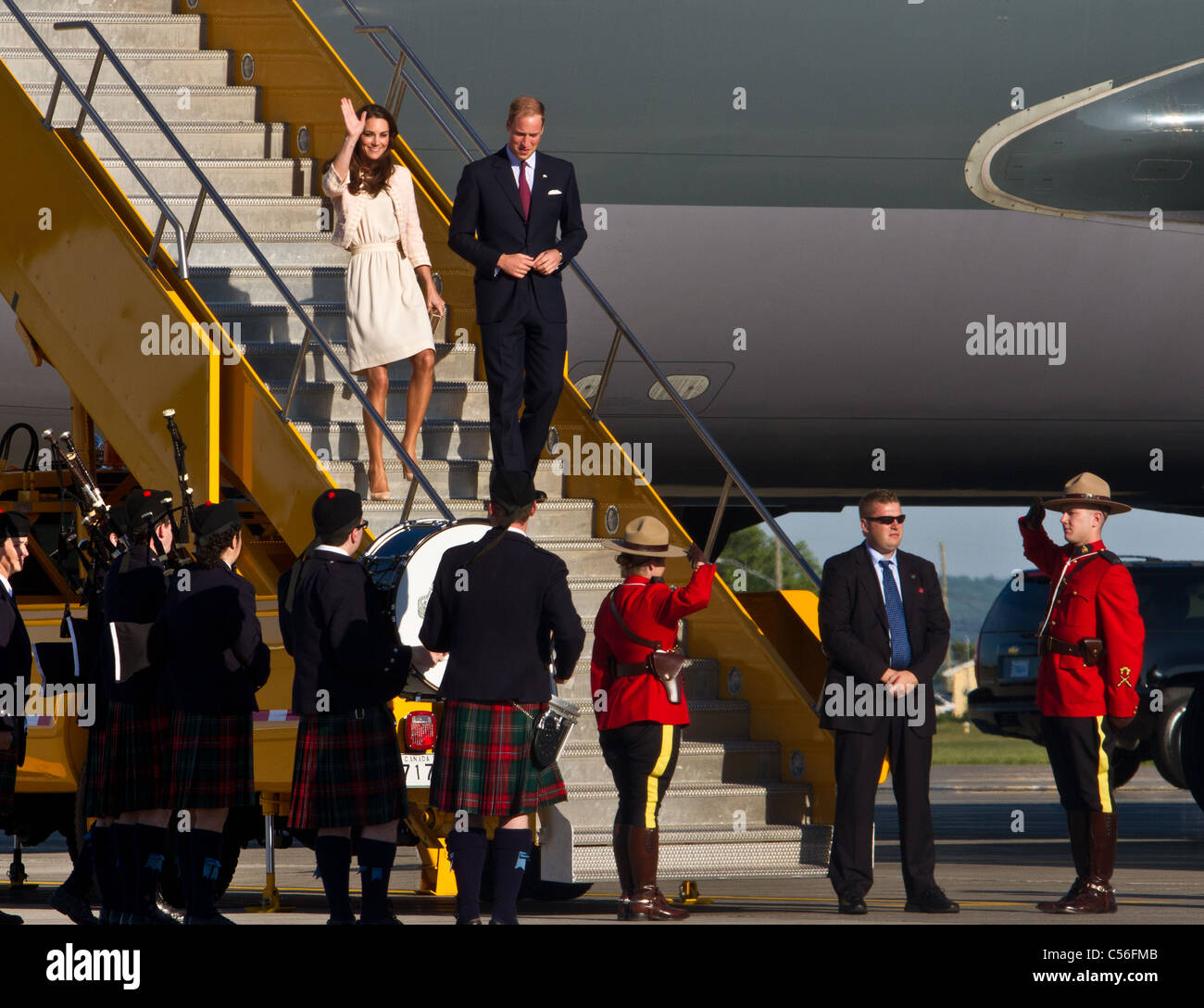 Il principe e la principessa entrare sulla terra canadese con il loro arrivo all'Aeroporto di Charlottetown. Will & Kate: il duca e Duches Foto Stock