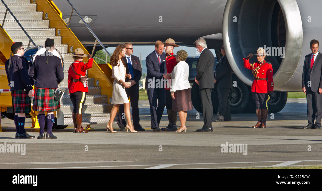 Il principe e la principessa entrare sulla terra canadese con il loro arrivo all'Aeroporto di Charlottetown. Will & Kate: il duca e Duches Foto Stock
