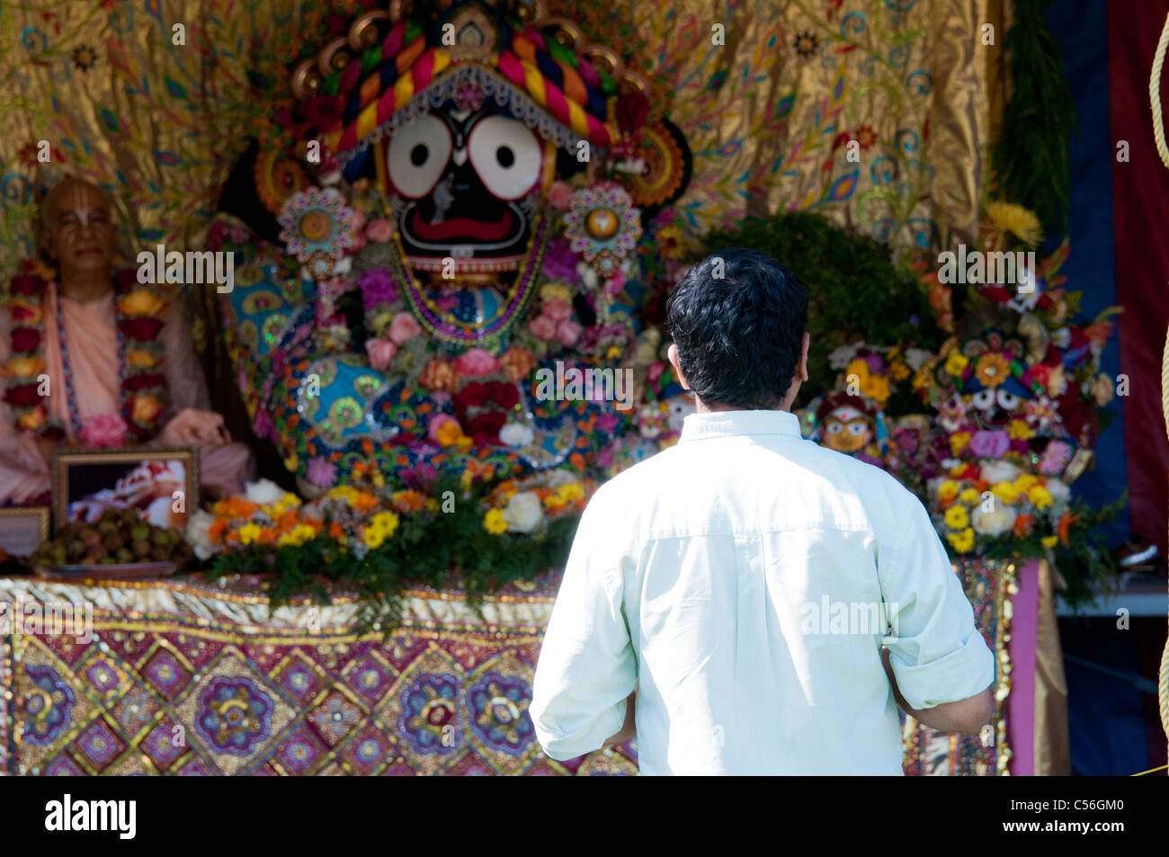 Festival indiano di Montreal, Canada, uomo che prega Foto Stock