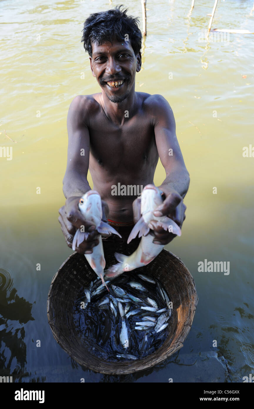 Un indiano con la sua cattura di pesce Foto Stock