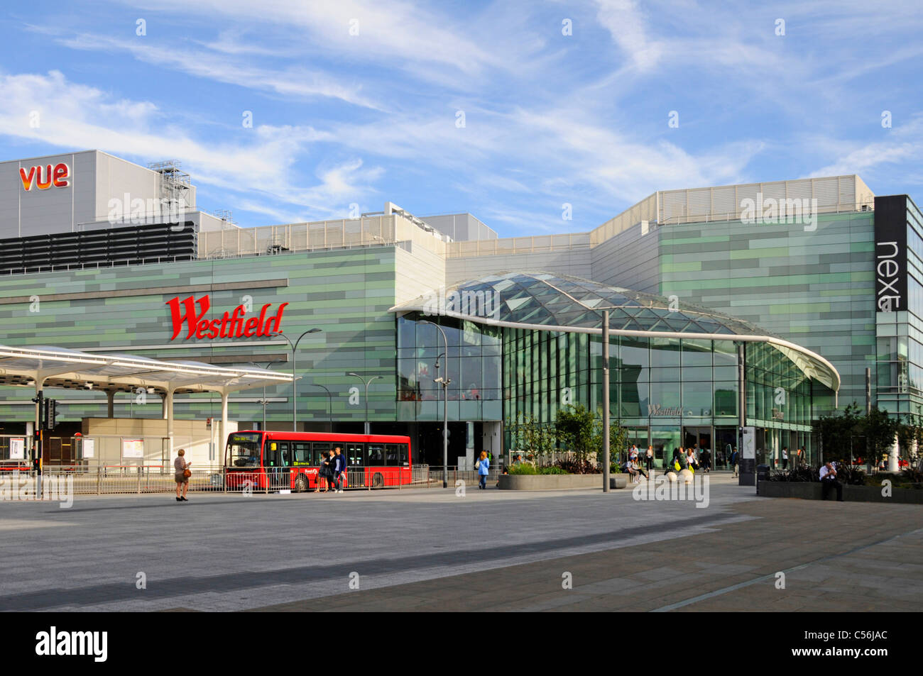 Architettura moderna a Westfield Shepherds Bush shopping center business & parte della città Bianca i trasporti pubblici dalla stazione degli autobus di West London Inghilterra England Regno Unito Foto Stock