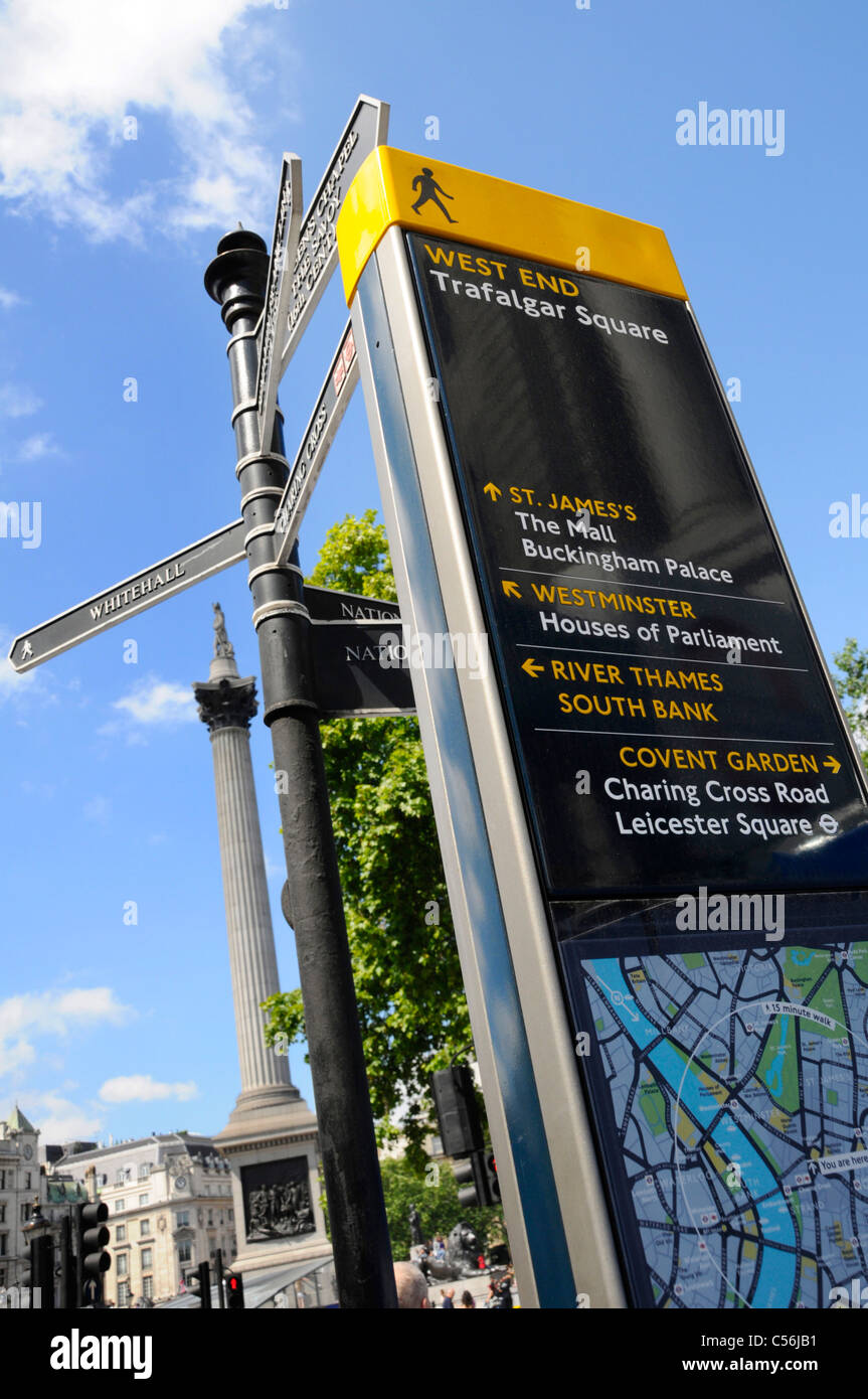 London street scene leggibili strada segno nella parte anteriore del dito convenzionale il post con la Colonna di Nelson al di là di Trafalgar Square West End di Londra Inghilterra REGNO UNITO Foto Stock