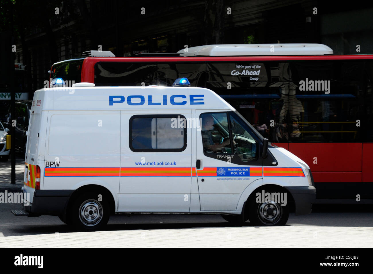 Scena di via Londra luci di emergenza blu sul personale di polizia Metropolitan Trasporto e autista in Trafalgar Square, Inghilterra, Regno Unito Foto Stock