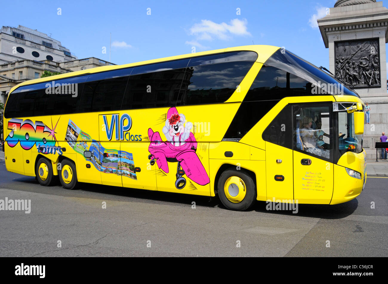 Disegni grafici sul lato giallo tedesco tour autobus Pullman che passa la colonna di Nelsons blu cielo giorno estivo a Trafalgar Square London Inghilterra Regno Unito Foto Stock