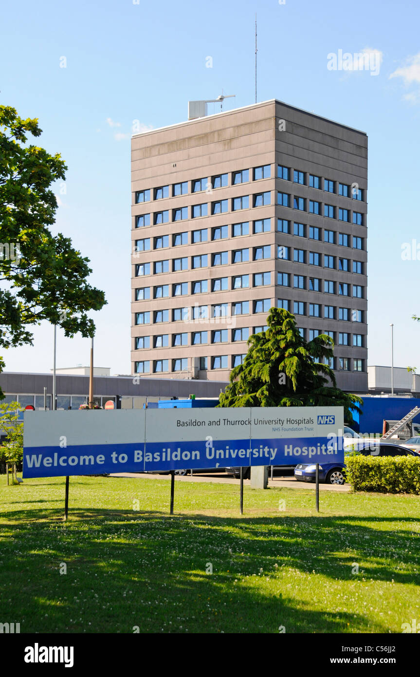 Basildon e Thurrock University Hospitals NHS Foundation Trust edificio alto prato in erba e cartello di benvenuto ospedale Basildon Essex Inghilterra Regno Unito Foto Stock
