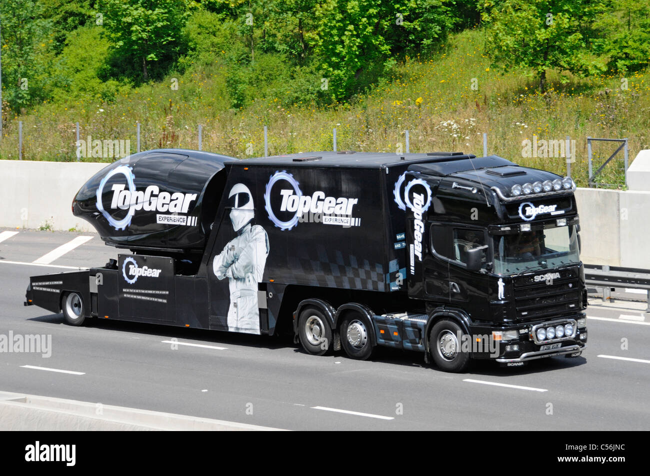 Parte anteriore e laterale del nero hgv Scania Top Gear branding su camion  di trasporto camion articolati mobili rimorchio simulatore di guida lungo l' AUTOSTRADA DEL REGNO UNITO Foto stock - Alamy